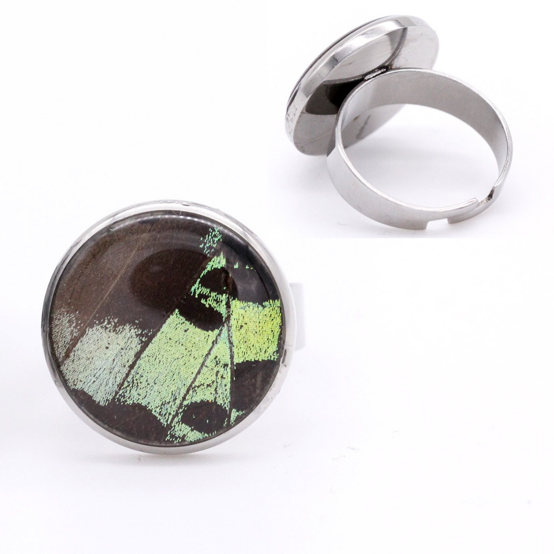 Round black and green adjustable ring, made of surgical steel.